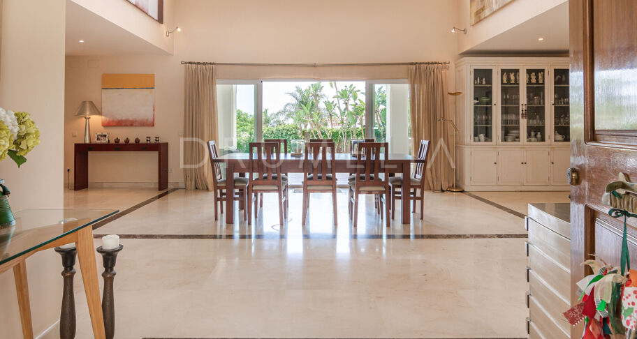 Klassieke villa in Andalusische stijl met uitzicht op zee te koop in El Paraiso, Benahavis