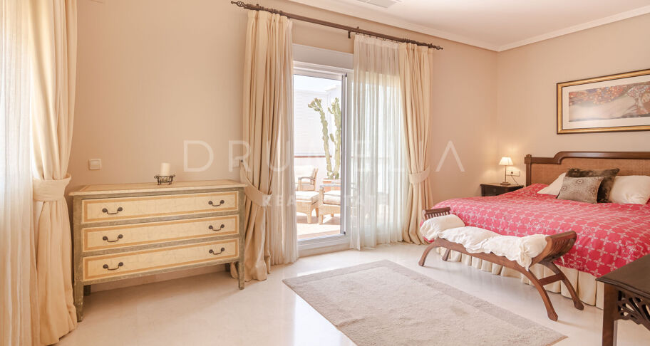 Klassieke villa in Andalusische stijl met uitzicht op zee te koop in El Paraiso, Benahavis