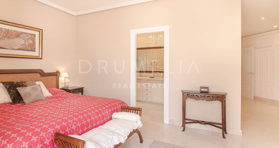 Klassieke villa in Andalusische stijl met uitzicht op zee te koop in El Paraiso, Benahavis