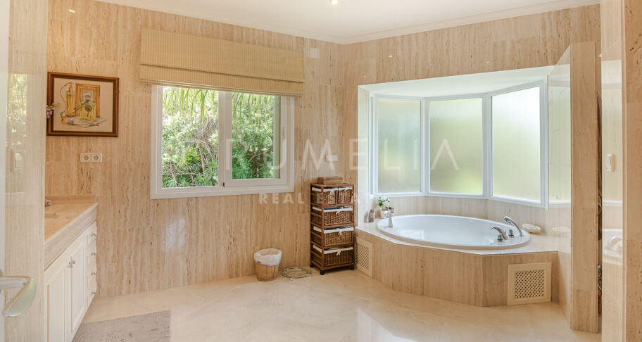 Klassieke villa in Andalusische stijl met uitzicht op zee te koop in El Paraiso, Benahavis