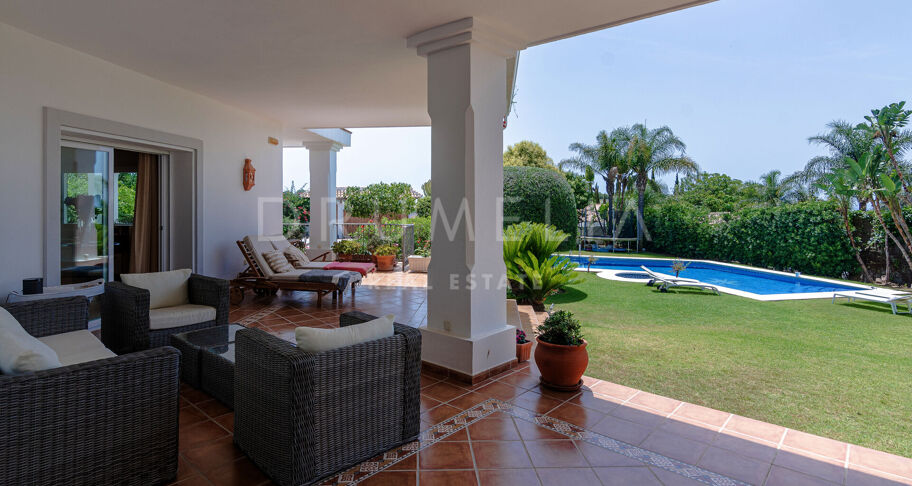 Klassieke villa in Andalusische stijl met uitzicht op zee te koop in El Paraiso, Benahavis