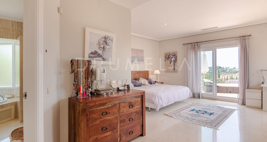 Klassieke villa in Andalusische stijl met uitzicht op zee te koop in El Paraiso, Benahavis