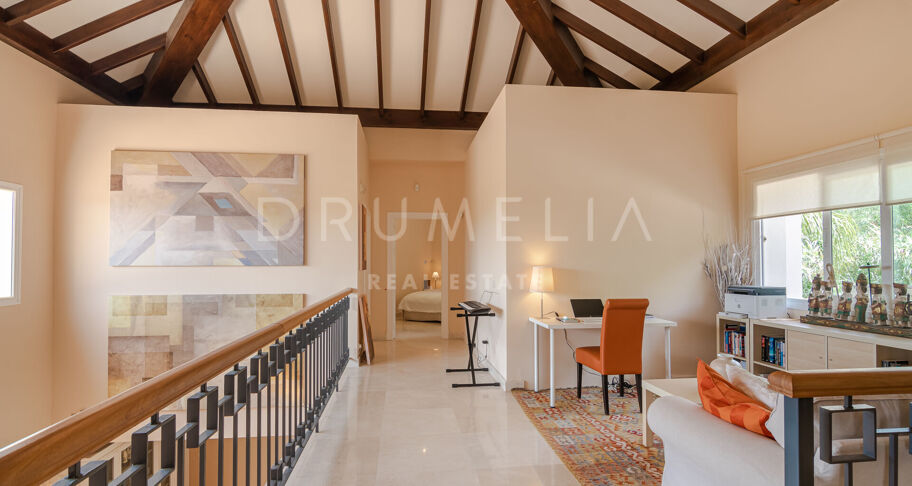 Klassieke villa in Andalusische stijl met uitzicht op zee te koop in El Paraiso, Benahavis