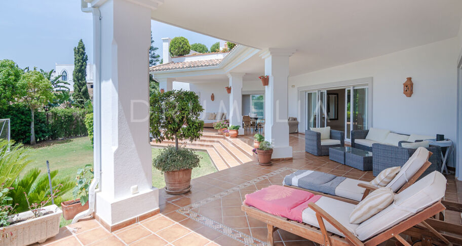 Klassieke villa in Andalusische stijl met uitzicht op zee te koop in El Paraiso, Benahavis
