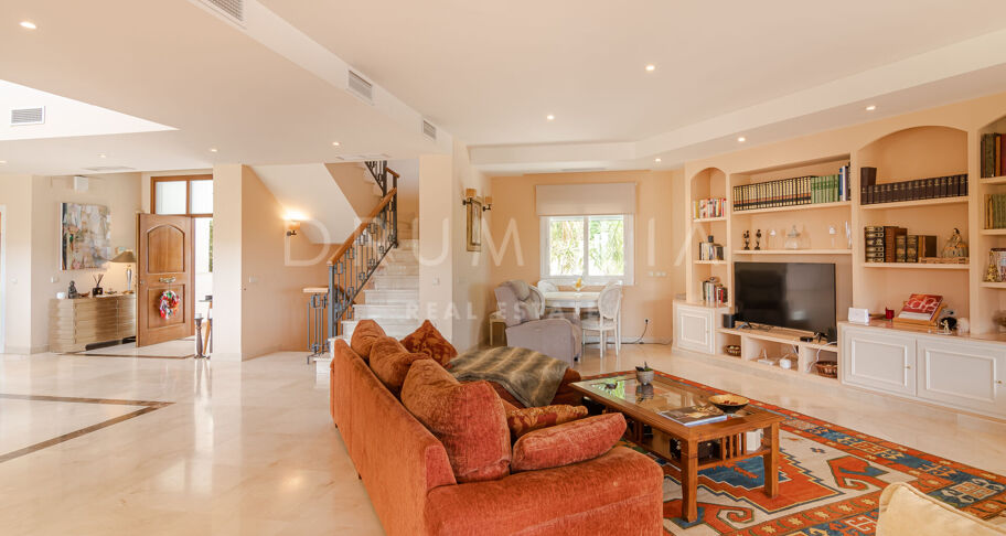 Klassieke villa in Andalusische stijl met uitzicht op zee te koop in El Paraiso, Benahavis