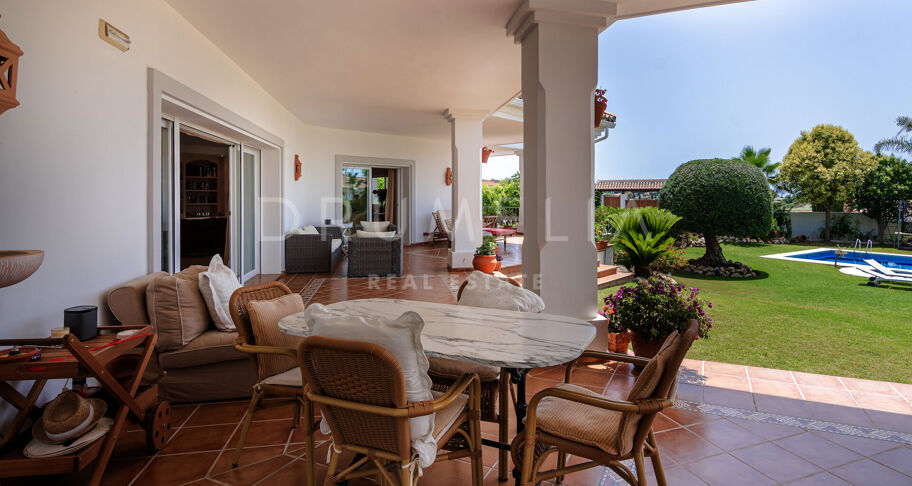 Klassieke villa in Andalusische stijl met uitzicht op zee te koop in El Paraiso, Benahavis