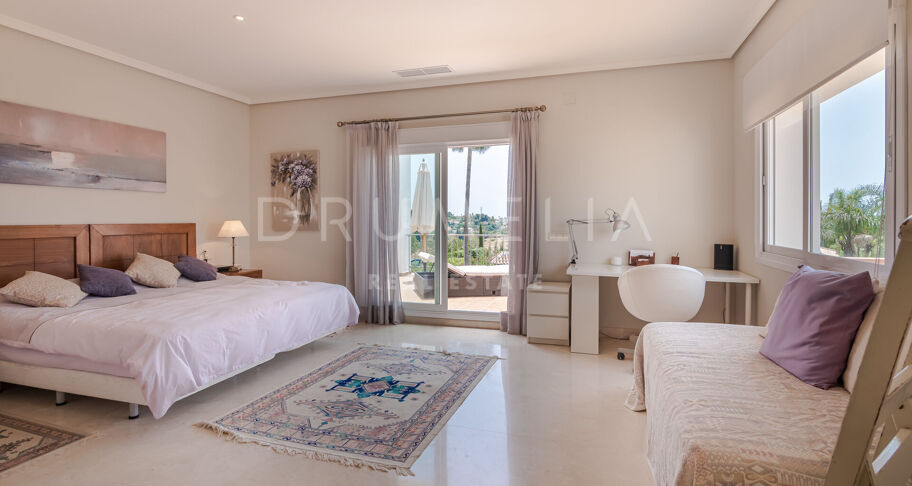 Klassieke villa in Andalusische stijl met uitzicht op zee te koop in El Paraiso, Benahavis