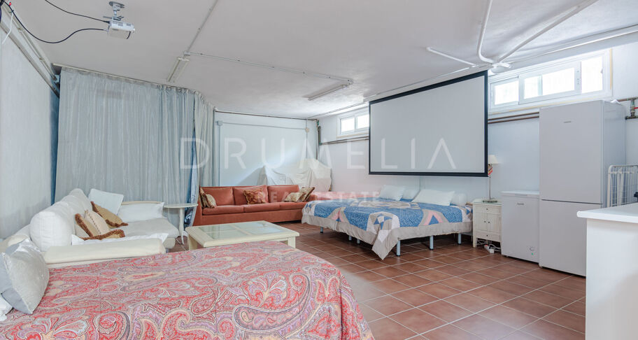 Klassieke villa in Andalusische stijl met uitzicht op zee te koop in El Paraiso, Benahavis
