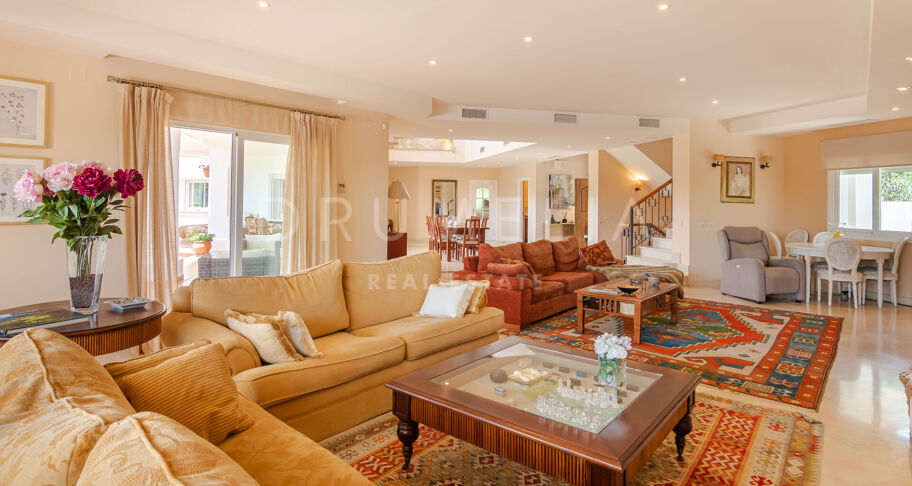 Klassieke villa in Andalusische stijl met uitzicht op zee te koop in El Paraiso, Benahavis