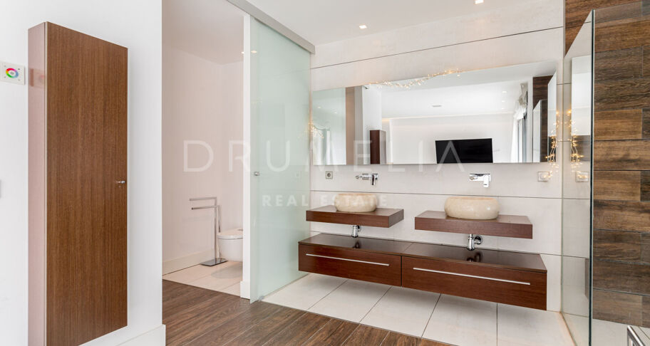 Puerto Banus- Duplex op de begane grond met gedeeltelijk uitzicht op zee in de wijk Gray D'Albion aan het strand