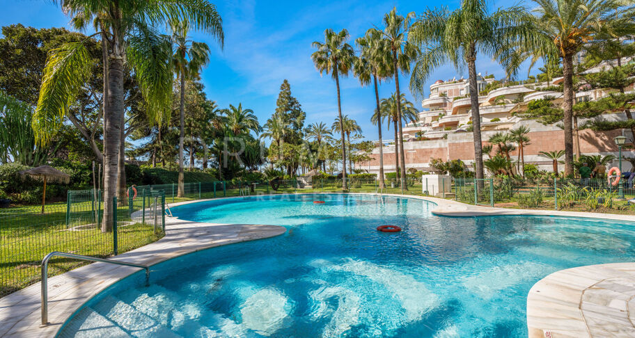 Puerto Banus- Duplex op de begane grond met gedeeltelijk uitzicht op zee in de wijk Gray D'Albion aan het strand