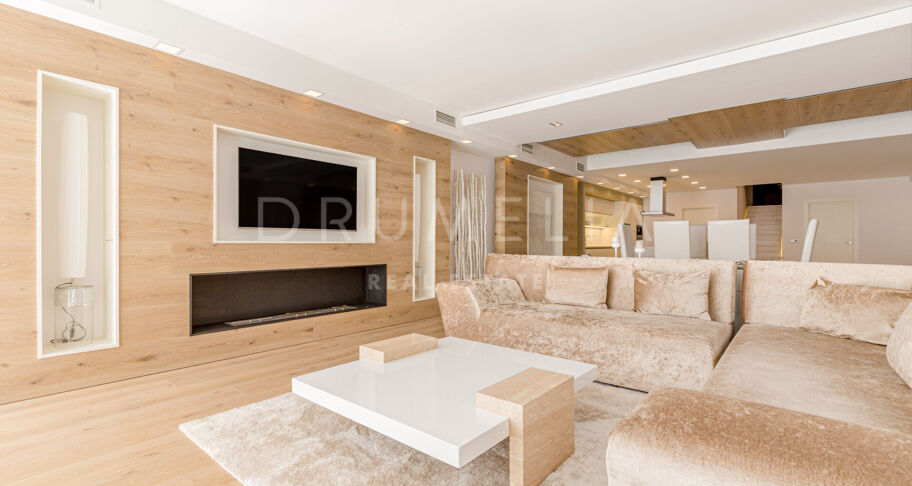 Puerto Banus- Duplex op de begane grond met gedeeltelijk uitzicht op zee in de wijk Gray D'Albion aan het strand