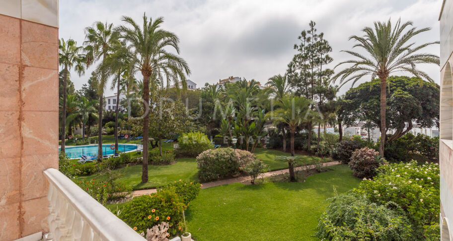 Puerto Banus- Duplex op de begane grond met gedeeltelijk uitzicht op zee in de wijk Gray D'Albion aan het strand