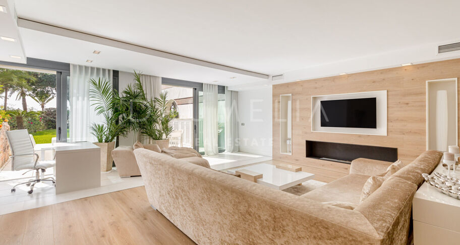 Puerto Banus- Duplex op de begane grond met gedeeltelijk uitzicht op zee in de wijk Gray D'Albion aan het strand