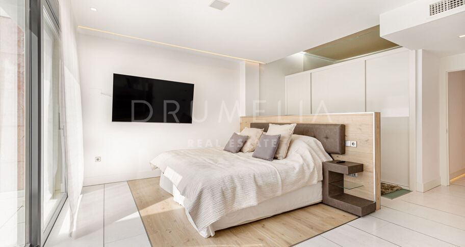 Puerto Banus- Duplex op de begane grond met gedeeltelijk uitzicht op zee in de wijk Gray D'Albion aan het strand