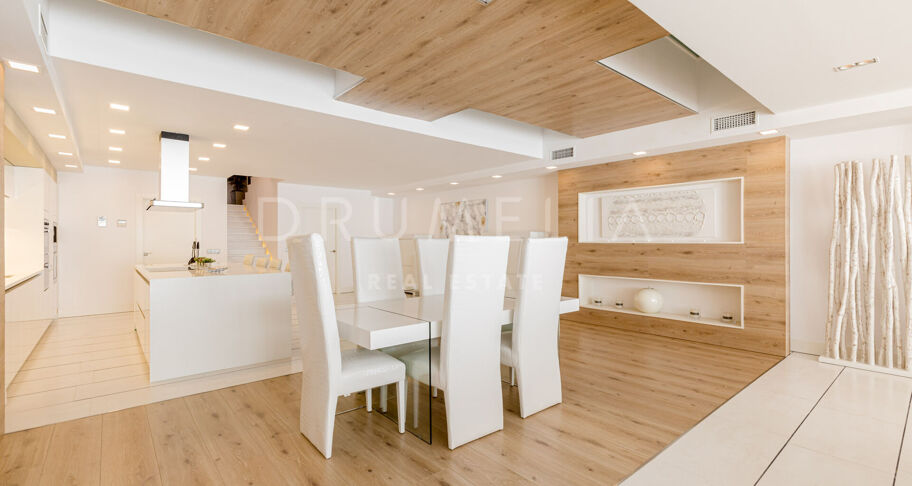 Puerto Banus- Duplex op de begane grond met gedeeltelijk uitzicht op zee in de wijk Gray D'Albion aan het strand