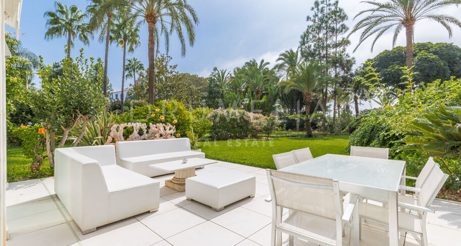Puerto Banus- Duplex op de begane grond met gedeeltelijk uitzicht op zee in de wijk Gray D'Albion aan het strand