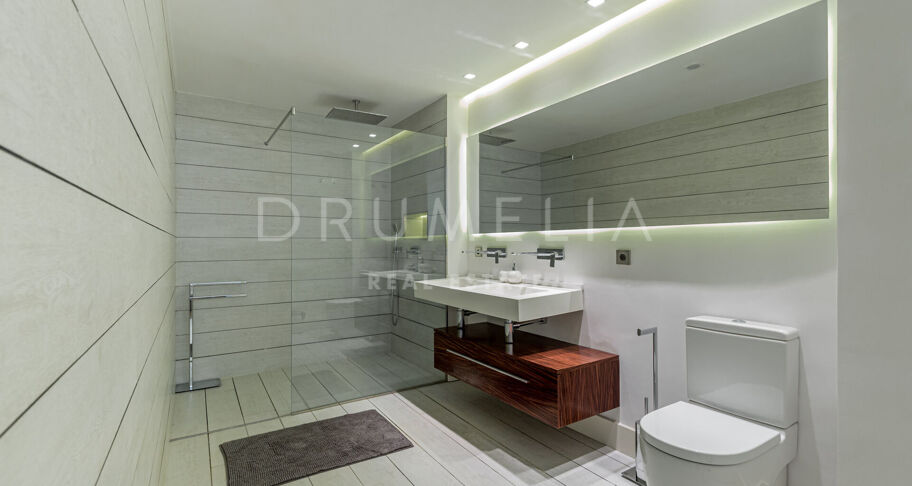 Puerto Banus- Duplex op de begane grond met gedeeltelijk uitzicht op zee in de wijk Gray D'Albion aan het strand