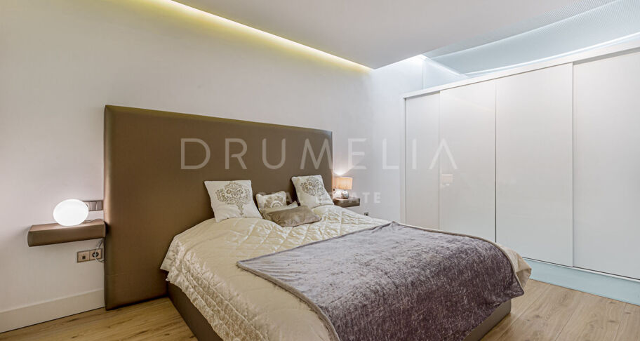Puerto Banus- Duplex op de begane grond met gedeeltelijk uitzicht op zee in de wijk Gray D'Albion aan het strand
