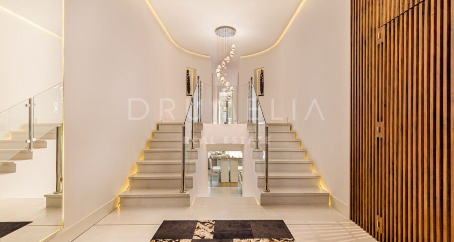 Puerto Banus- Duplex op de begane grond met gedeeltelijk uitzicht op zee in de wijk Gray D'Albion aan het strand
