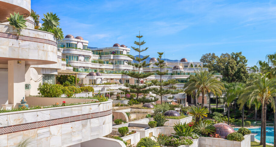 Puerto Banus- Duplex op de begane grond met gedeeltelijk uitzicht op zee in de wijk Gray D'Albion aan het strand