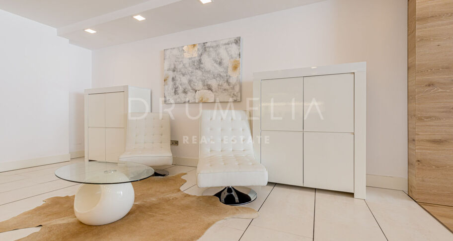 Puerto Banus- Duplex op de begane grond met gedeeltelijk uitzicht op zee in de wijk Gray D'Albion aan het strand