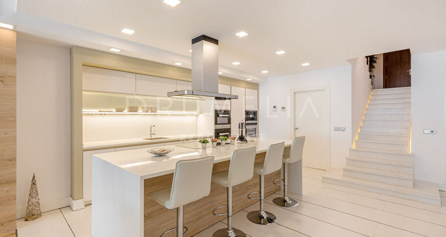 Puerto Banus- Duplex op de begane grond met gedeeltelijk uitzicht op zee in de wijk Gray D'Albion aan het strand