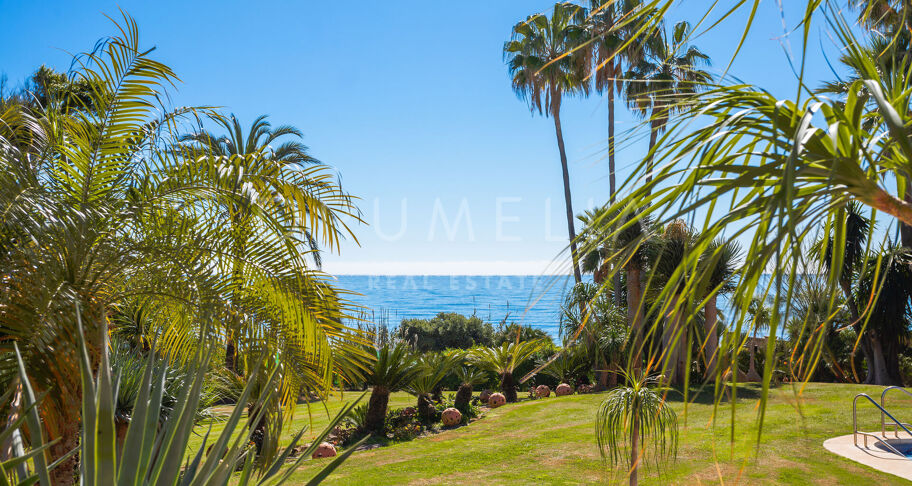 La Vida Frente al Mar: 8-Dormitorios y Vistas Panoramicas al Mar con Acceso Directo a la Playa en Hacienda Beach- Estepona