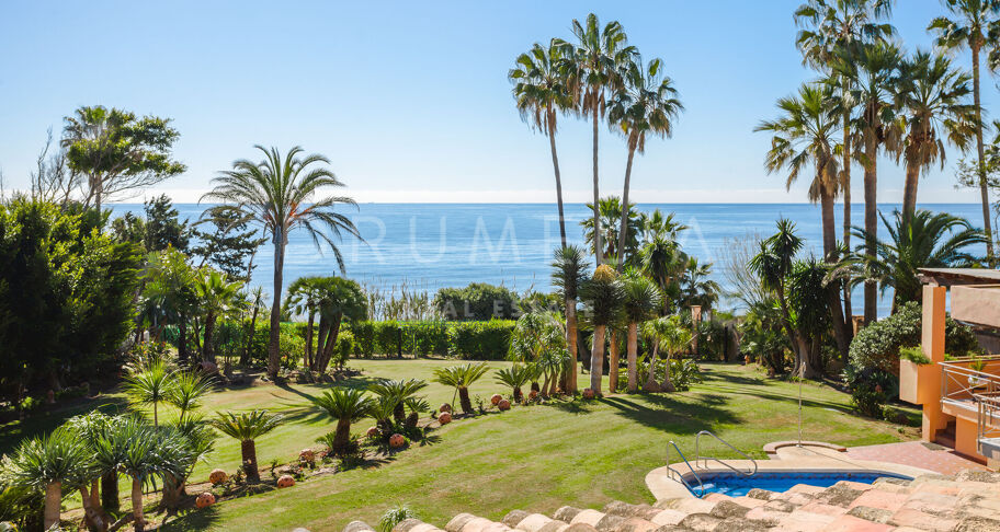 La Vida Frente al Mar: 8-Dormitorios y Vistas Panoramicas al Mar con Acceso Directo a la Playa en Hacienda Beach- Estepona