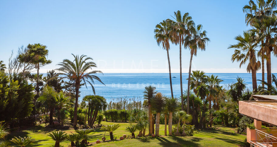 La Vida Frente al Mar: 8-Dormitorios y Vistas Panoramicas al Mar con Acceso Directo a la Playa en Hacienda Beach- Estepona
