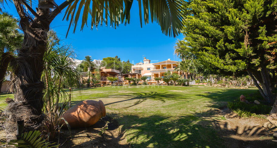 La Vida Frente al Mar: 8-Dormitorios y Vistas Panoramicas al Mar con Acceso Directo a la Playa en Hacienda Beach- Estepona