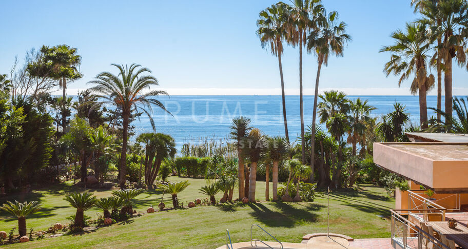 La Vida Frente al Mar: 8-Dormitorios y Vistas Panoramicas al Mar con Acceso Directo a la Playa en Hacienda Beach- Estepona