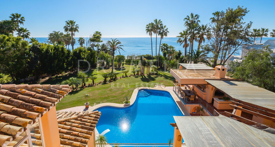 La Vida Frente al Mar: 8-Dormitorios y Vistas Panoramicas al Mar con Acceso Directo a la Playa en Hacienda Beach- Estepona