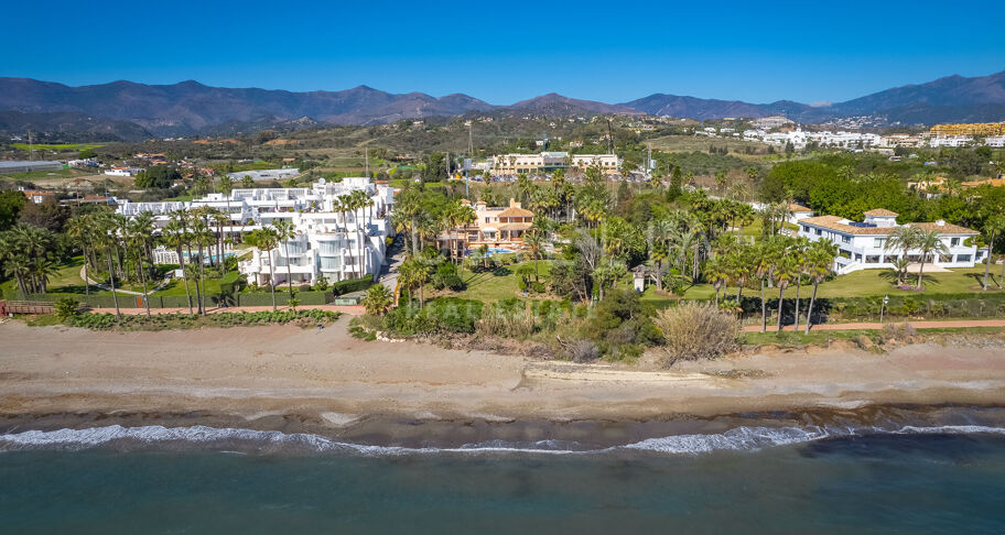La Vida Frente al Mar: 8-Dormitorios y Vistas Panoramicas al Mar con Acceso Directo a la Playa en Hacienda Beach- Estepona