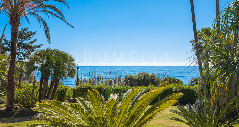 La Vida Frente al Mar: 8-Dormitorios y Vistas Panoramicas al Mar con Acceso Directo a la Playa en Hacienda Beach- Estepona