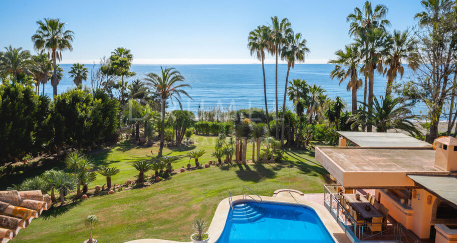 La Vida Frente al Mar: 8-Dormitorios y Vistas Panoramicas al Mar con Acceso Directo a la Playa en Hacienda Beach- Estepona