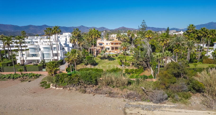 La Vida Frente al Mar: 8-Dormitorios y Vistas Panoramicas al Mar con Acceso Directo a la Playa en Hacienda Beach- Estepona