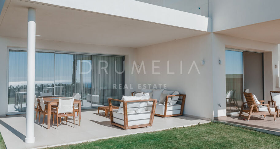Nowy, wspaniały, luksusowy dwupoziomowy parter na pierwszej linii golfa w budowie w Marbella Hill Club