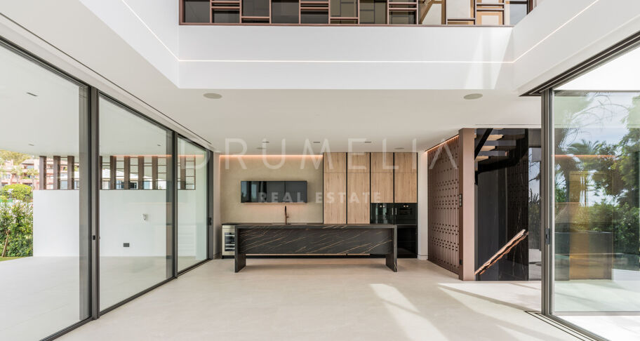 Роскошная вилла с четырьмя спальнями на престижной Золотой Миле Марбельи