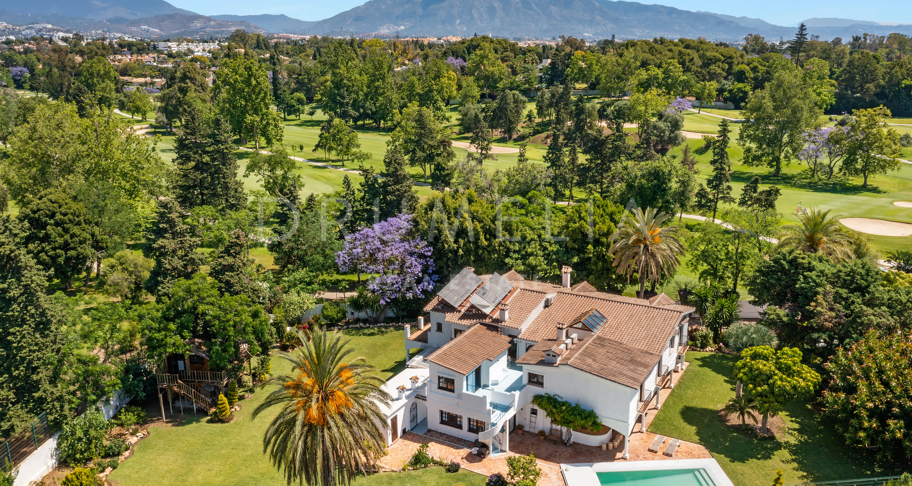 Charmante villa de golf à vendre à Guadalmina Baja, Marbella.