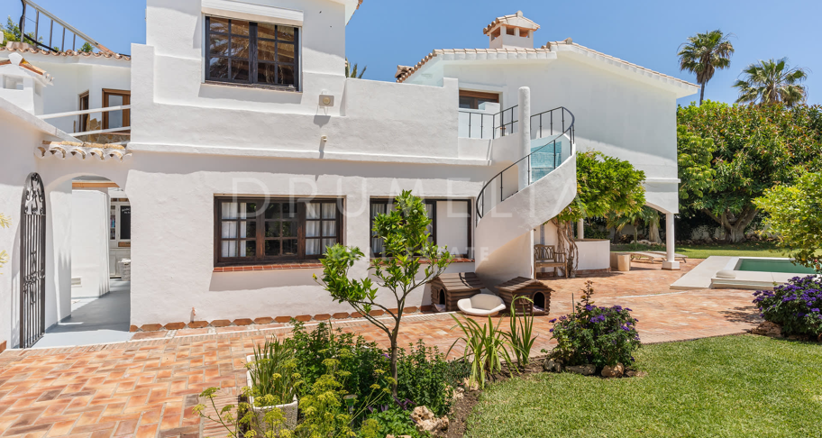 Charmante villa de golf à vendre à Guadalmina Baja, Marbella.