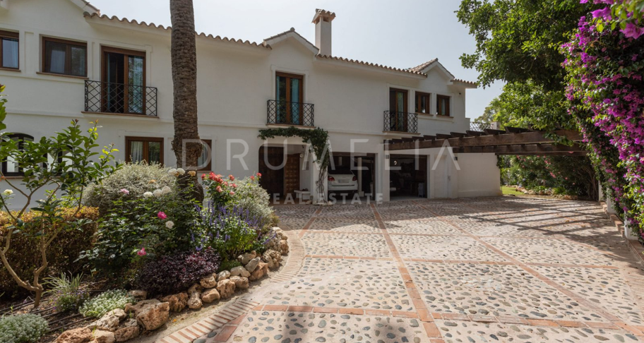 Charmante villa de golf à vendre à Guadalmina Baja, Marbella.