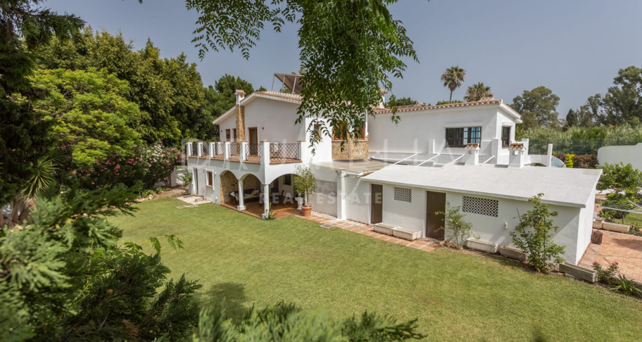 Charmante villa de golf à vendre à Guadalmina Baja, Marbella.