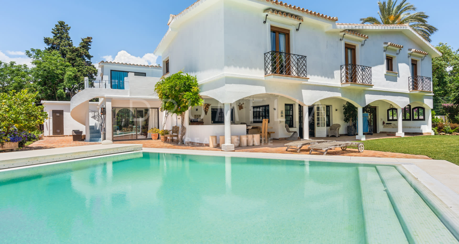 Charmante villa de golf à vendre à Guadalmina Baja, Marbella.