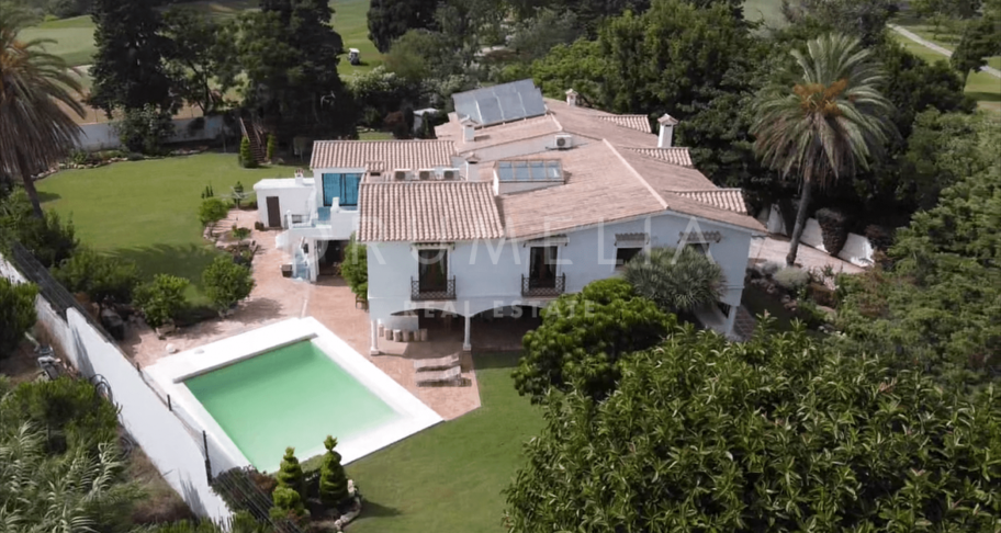 Charmante villa de golf à vendre à Guadalmina Baja, Marbella.