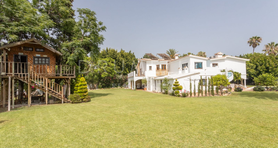 Charmante villa de golf à vendre à Guadalmina Baja, Marbella.