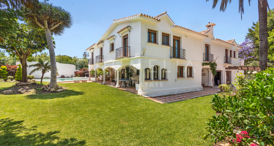 Charmante villa de golf à vendre à Guadalmina Baja, Marbella.