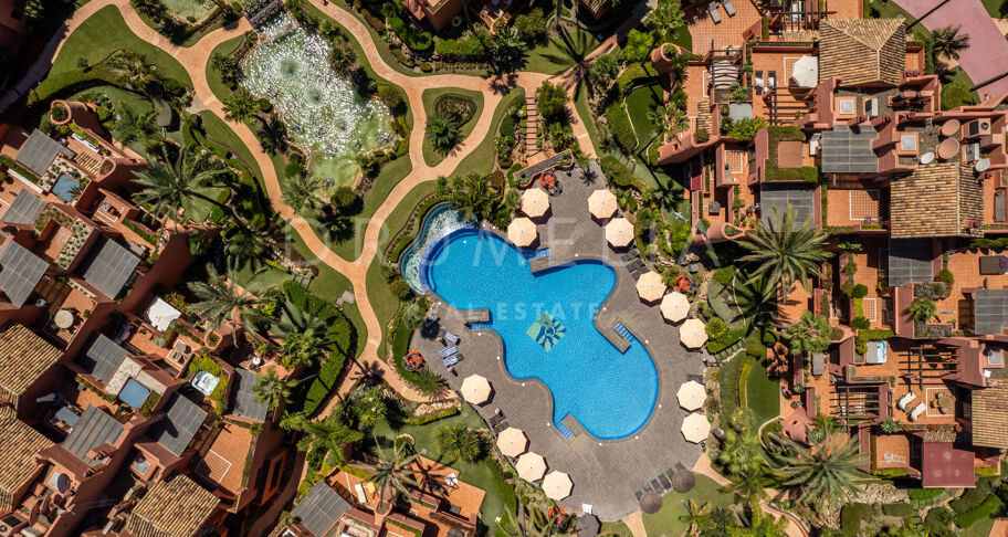 Appartement au rez-de-chaussée avec vue sur la mer à Torre Bermeja, la première urbanisation en front de mer d'Estepona.