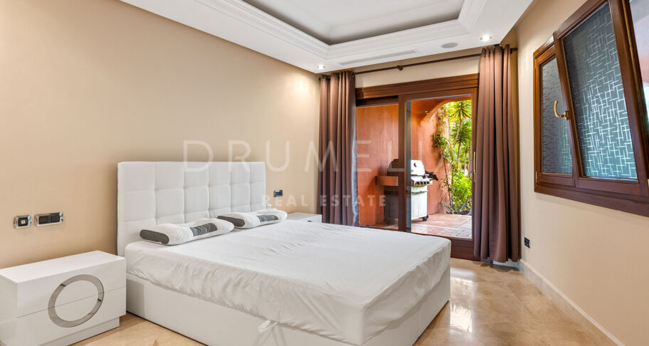 Appartement au rez-de-chaussée avec vue sur la mer à Torre Bermeja, la première urbanisation en front de mer d'Estepona.
