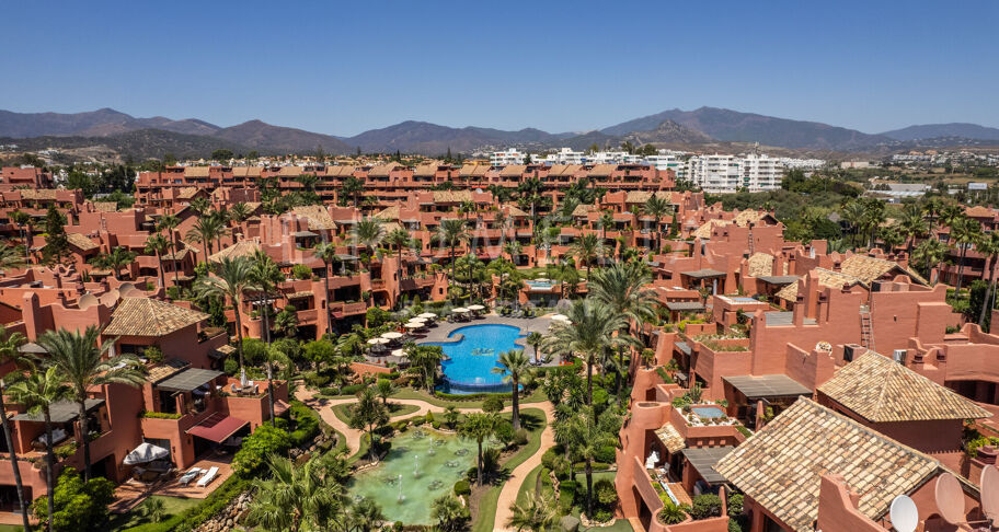 Appartement au rez-de-chaussée avec vue sur la mer à Torre Bermeja, la première urbanisation en front de mer d'Estepona.